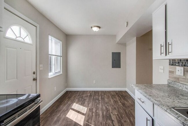 Building Photo - Lovely 2-Bed/1-Bath Townhouse – 850 sq. ft...