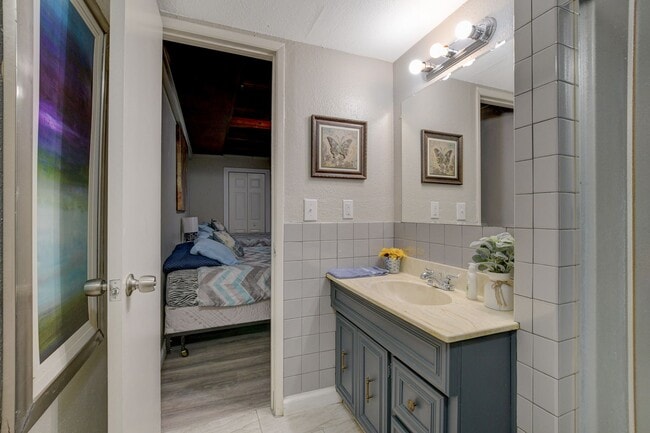 Building Photo - Cozy 2-Bedroom Unit in Prime Las Vegas Loc...