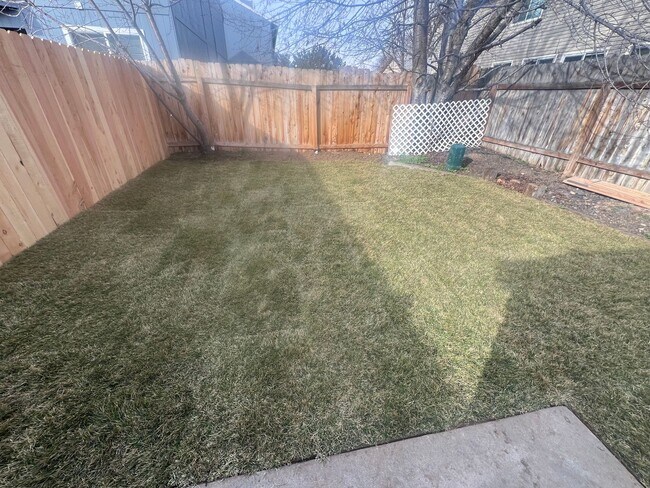 Building Photo - 2bed, 1.5 bath Duplex with Garage & Fenced Yard!