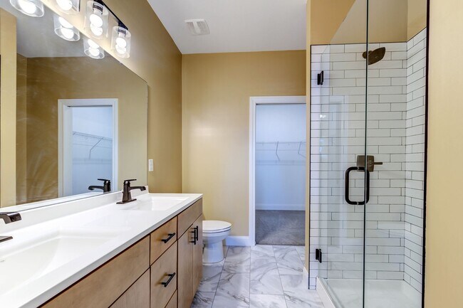 Building Photo - GRADUATE STUDENTS!! 2 Bed 2 Bath Near SSM Cardinal Glennon, St. Louis University