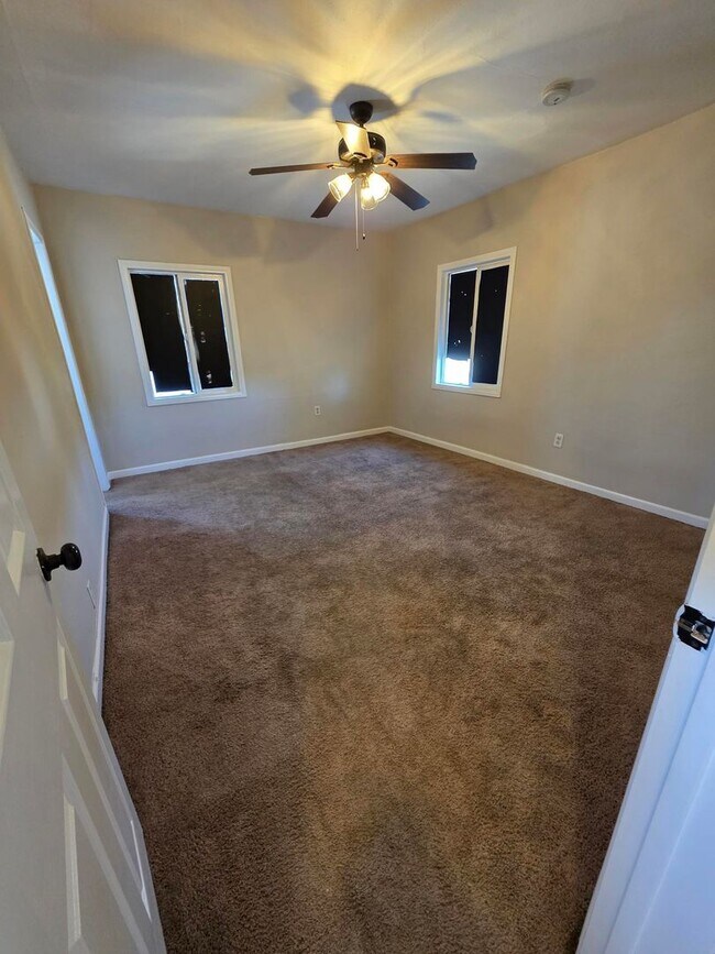 Building Photo - 2641 N Arrowhead Ave