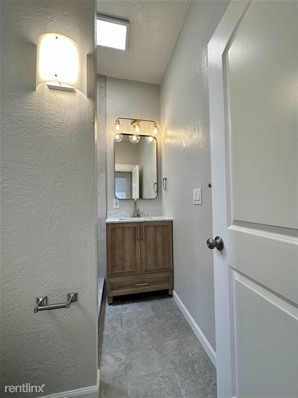 Building Photo - TOP FLOOR FLAT|SPACIOUS AND SUNNY|CALTRAIN...