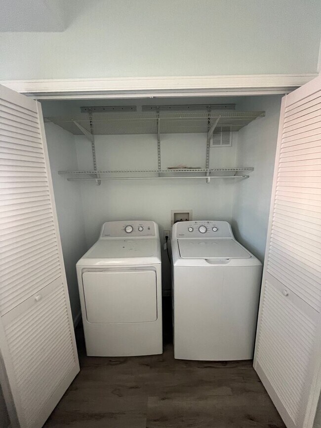 Building Photo - End Unit 3 Bedroom 2 Bath Townhome in Commerce City!