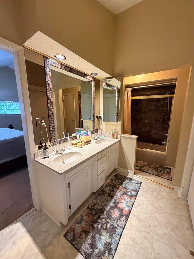Building Photo - 8226 Glencree Pl