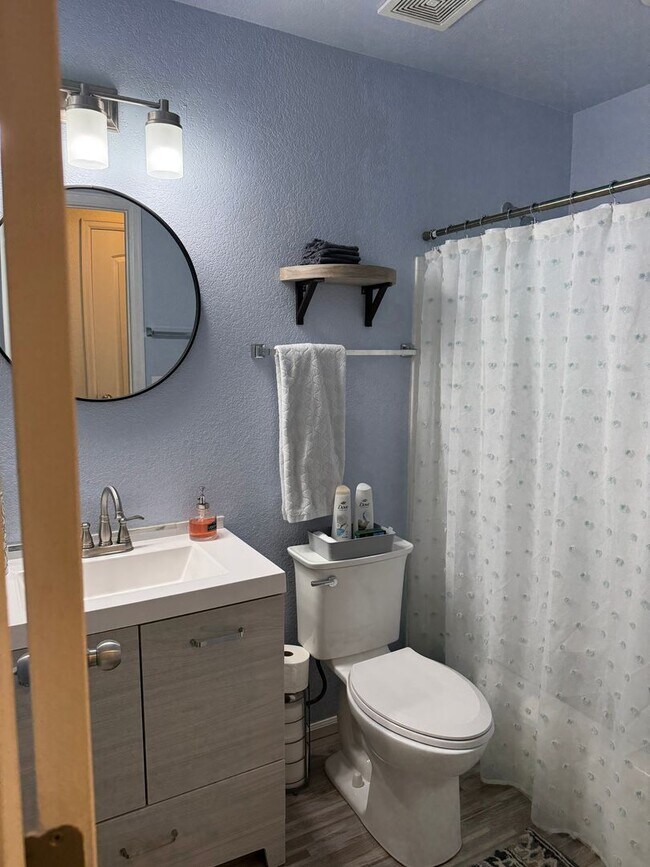 Building Photo - Move in Special- Beautiful Furnished 3 Bedroom/2.5 Bathroom Single Family Home with Flexible Leas...