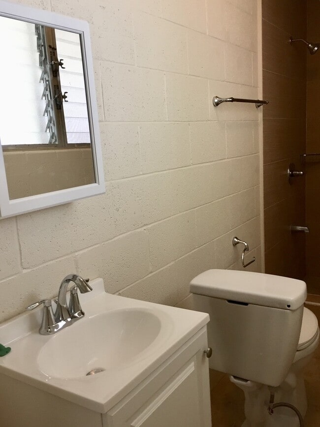 Building Photo - Punchbowl: Renovated Small Studio with Was...