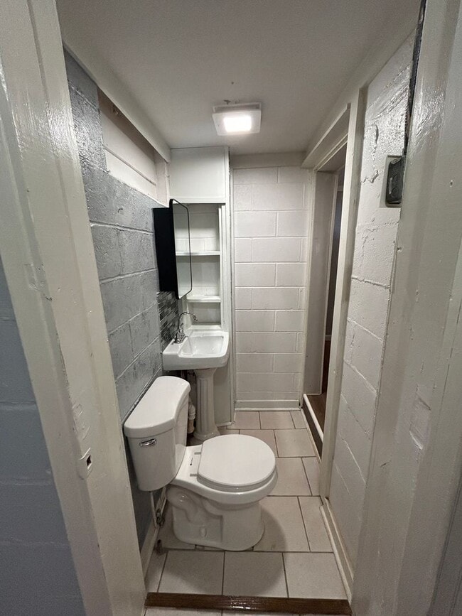 Building Photo - Barry- 1330