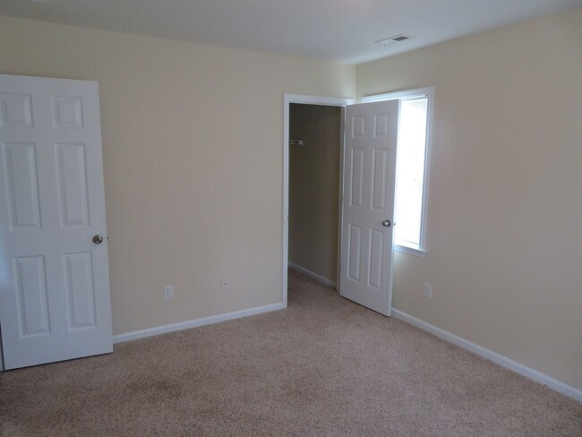 Building Photo - 3 Br 2.5 BA in Southwest