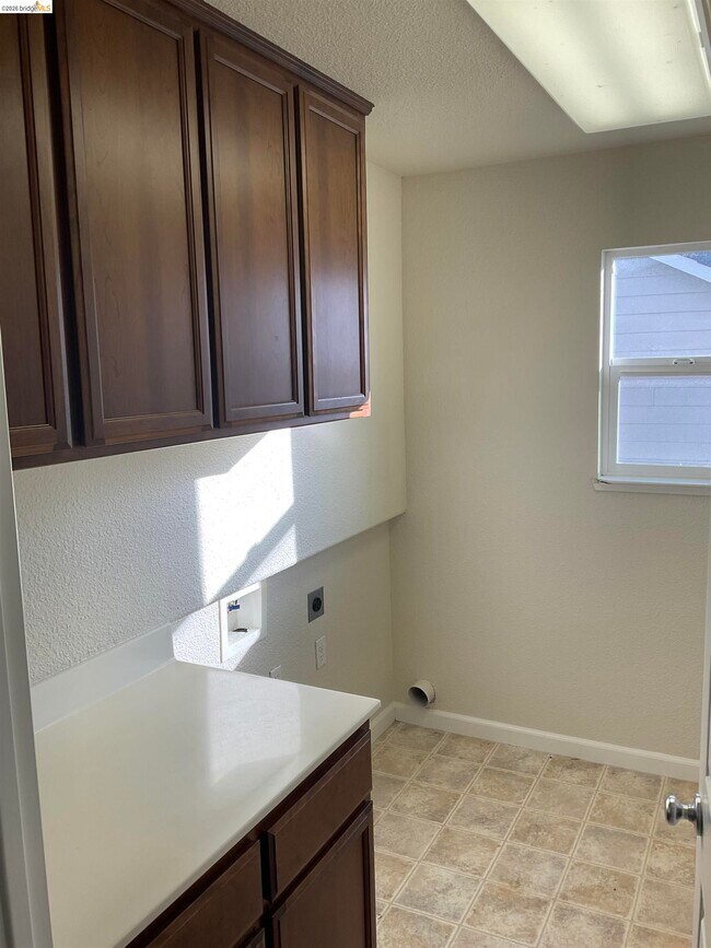 Building Photo - 1360 Tiffany Dr