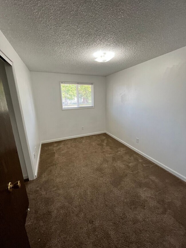 Building Photo - 557-559 E Broad Ave Owner Selling