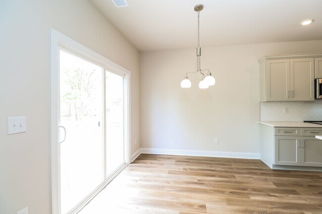 Building Photo - Beautiful 4BR 2.5BA Home w/ Full Appliance Kitchen • Garage Parking •