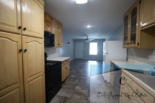 Building Photo - Spacious 2 bed /2 full bath apt
