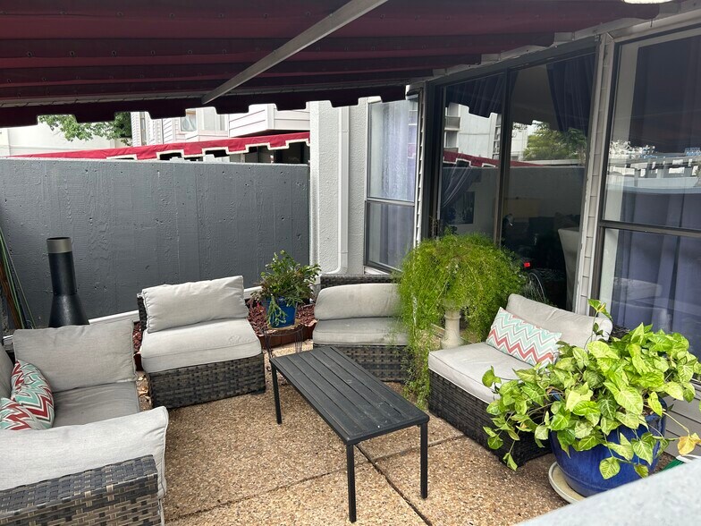 Front patio - 410 W 7th St
