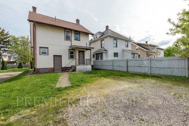 Building Photo - 3 Bedroom Home with Large Front Porch – $1,495/mo