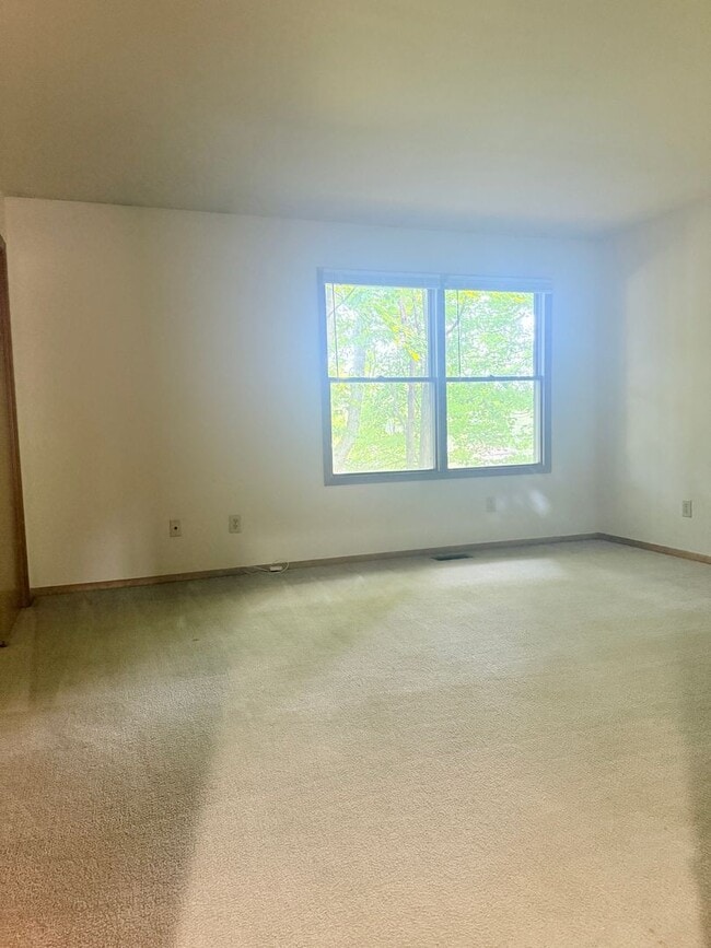 Building Photo - PRICE REDUCED! 2 Bedroom, 1.5 bath Townhou...