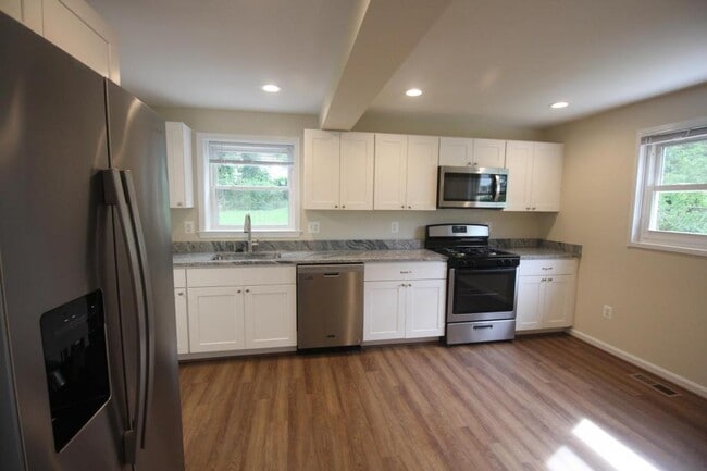 Building Photo - 10717 Maple St