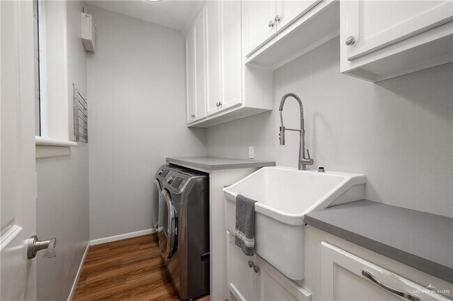 Building Photo - 305 Ulex Ave