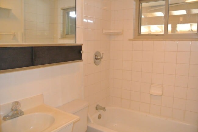 Building Photo - 2 bedroom/1 bathroom