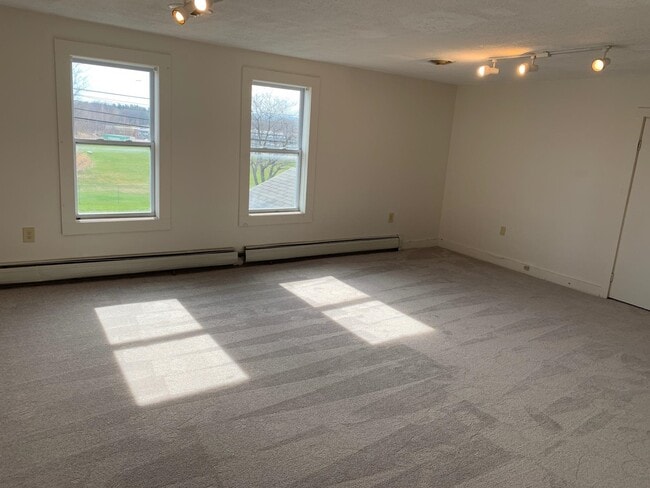 Building Photo - 486 Main St