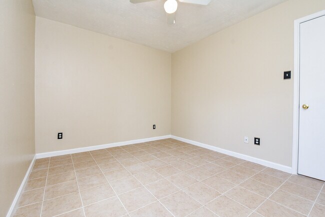 Building Photo - 11102 Kentington Oak Dr