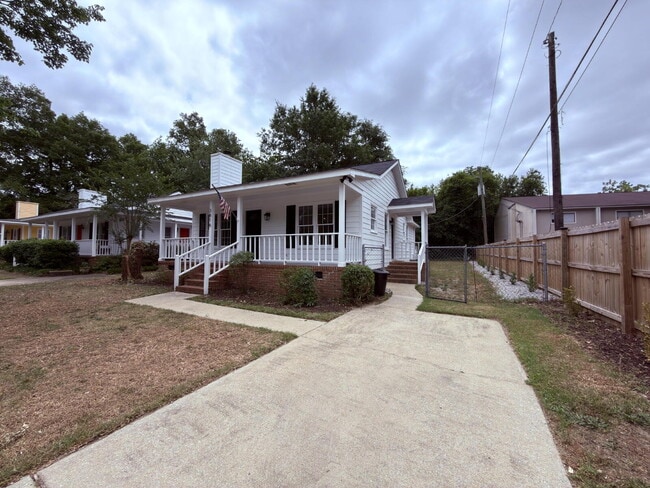 Building Photo - Move-In ready-Rosewood 3BR w/ Fenced Yard + Pet Friendly