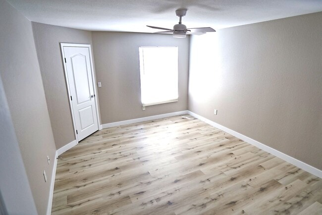Building Photo - Great Upper Condo at Tuscan Villas, Hacienda and Decatur
