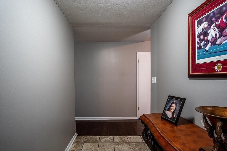 Building Photo - 304 Twin Oak Dr