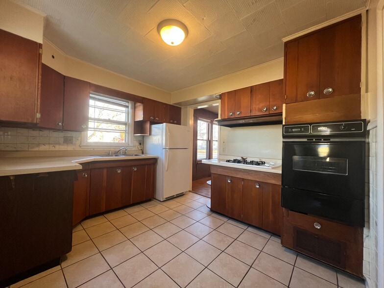 Building Photo - 2041 Charles St