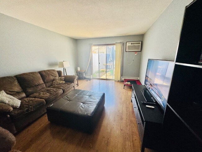 Building Photo - Charming 2-Bed Townhouse in St. Louis Park - Your Cozy Home Awaits!