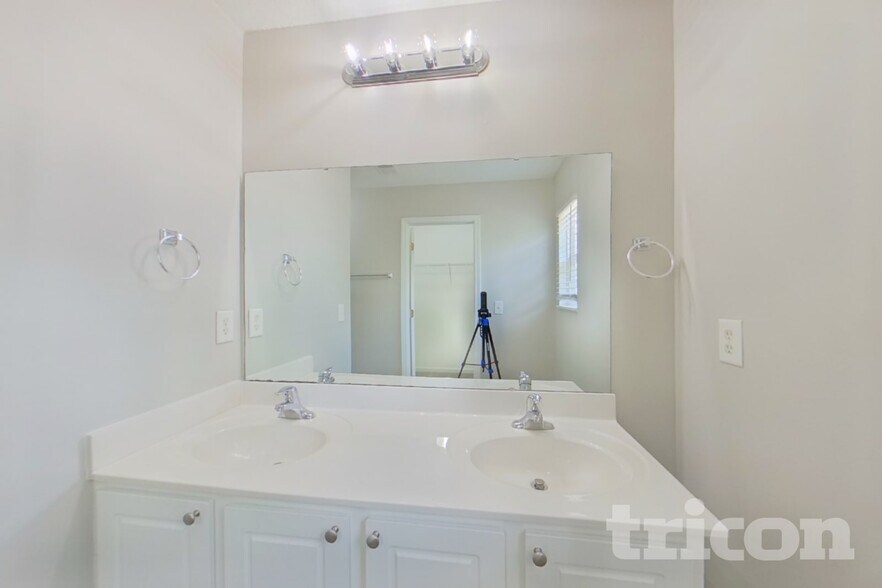 Building Photo - 2108 Wilkinson Dr
