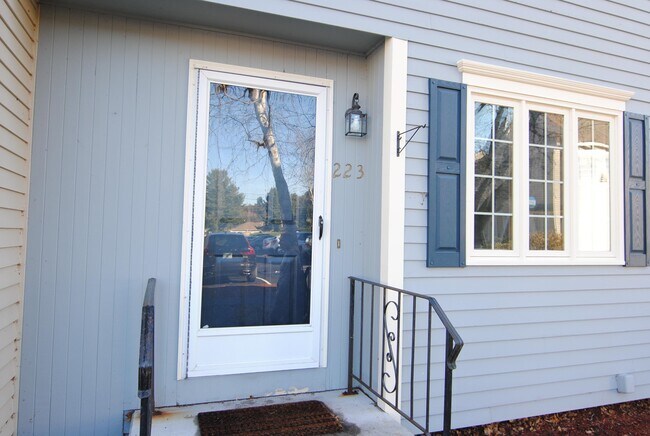 Building Photo - 223 Fox Hollow Dr