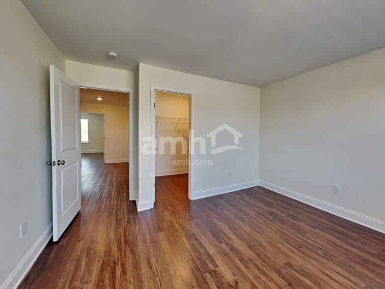 Building Photo - 5223 Valor Dr