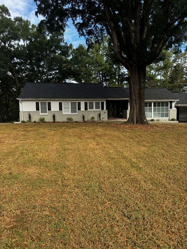 Building Photo - 2401 Hillcrest Ave.