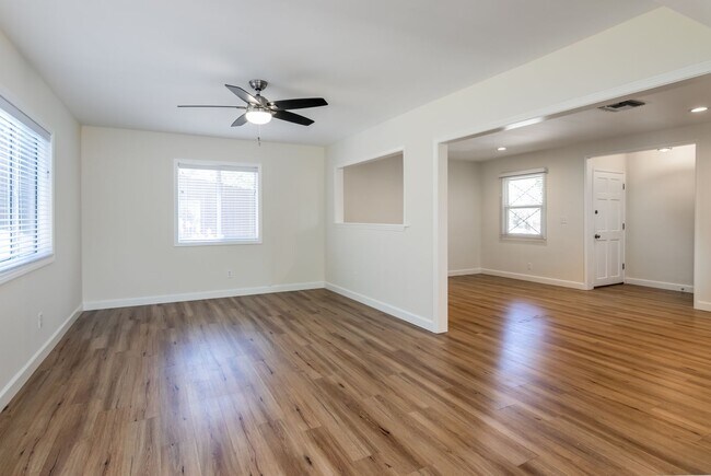 Building Photo - Charming 3 Bedroom 2 Bath home South of the Blvd
