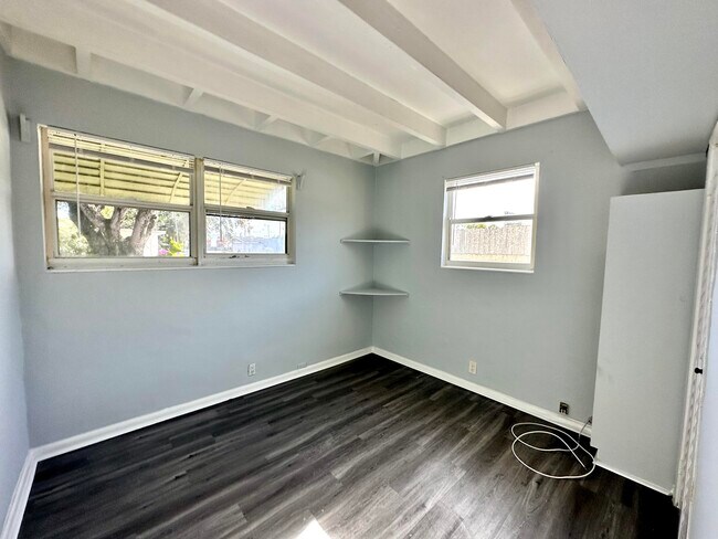Building Photo - 527 48th St