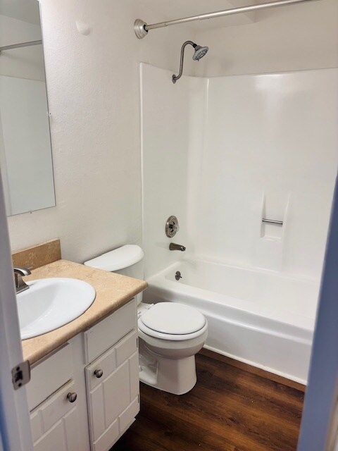 Experience the elegance of this modern bathroom, designed for relaxation and style. - Elati