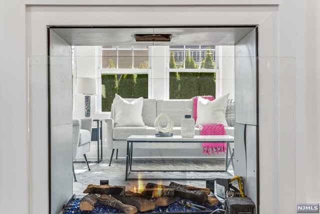 Building Photo - 648 E Broad St