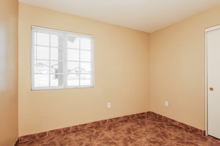 Building Photo - 305 E Gardenia Dr
