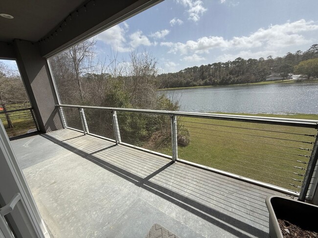 Building Photo - Modern Lake Front Condo Near HCA & TMH