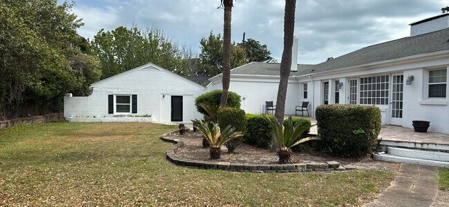 Building Photo - Nice 4 bedroom/5.5 bath home on N. Ocean Boulevard