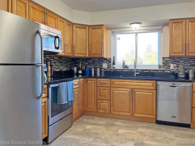 Building Photo - 801 W Long Lake Rd