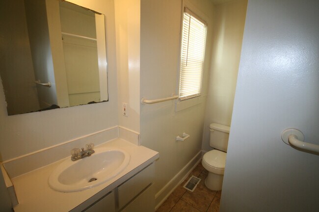 Building Photo - Spacious 1st Floor Apt - 1/2 Block to Duke - HUGE Fenced Yd