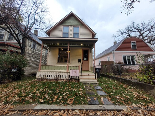 Building Photo - Beautifully renovated home in the highly d...