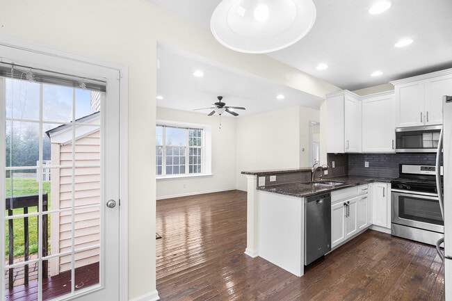 Building Photo - 2 Greenwich Ct