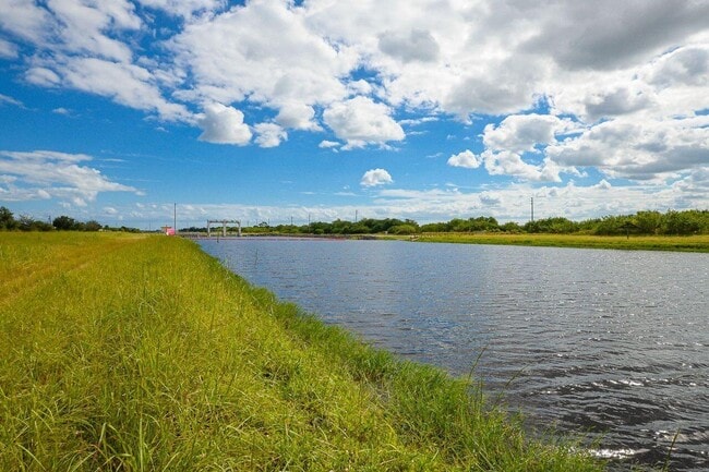 Building Photo - 341 SW Kestor Dr