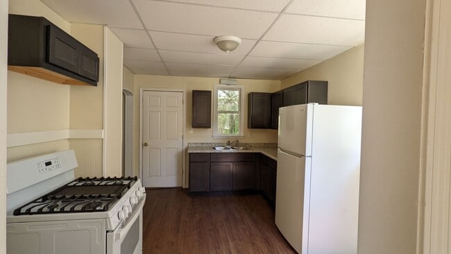 Building Photo - 384 Iona Ave