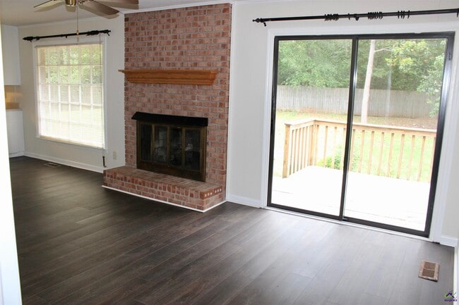 Building Photo - 1004 Ridge Cir S