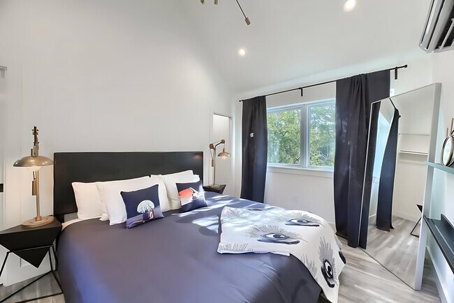 Building Photo - 1503 E 3rd St