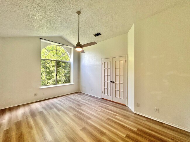 Building Photo - Spacious 3BR/2.5BA Two-Level Home with Fen...