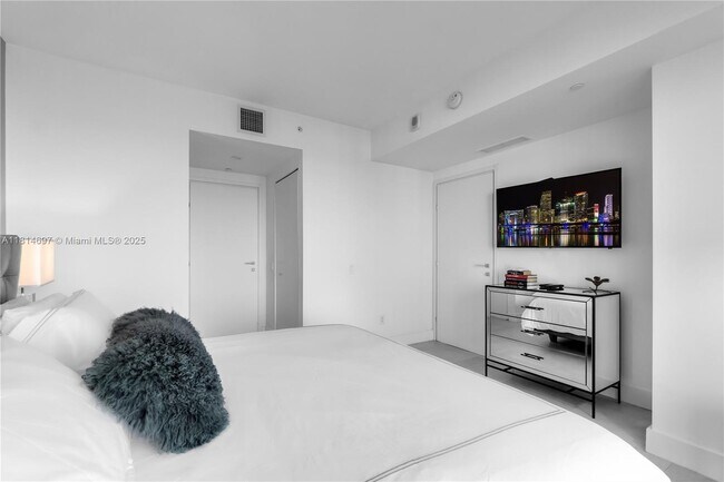 Building Photo - 1300 Brickell Bay Dr